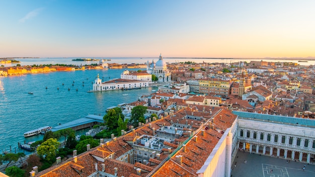 Paysage urbain des toits de Venise depuis la vue de dessus en Italie au coucher du soleil