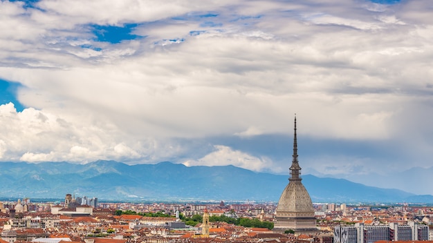 Paysage urbain de Turin, Italie, toits de Turin, la Mole Antonelliana dominant les bâtiments