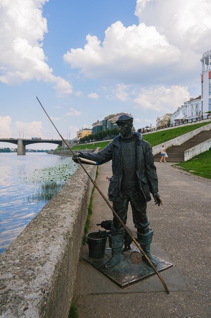 Le paysage urbain de Tver sur la Volga avec des ponts en été en Russie