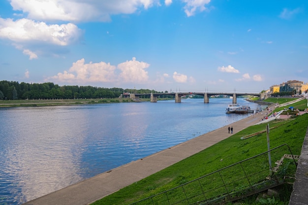 Photo le paysage urbain de tver sur la volga avec des ponts en été en russie