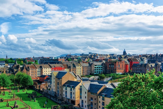 Paysage urbain avec la vieille ville d'Édimbourg en Écosse au Royaume-Uni.