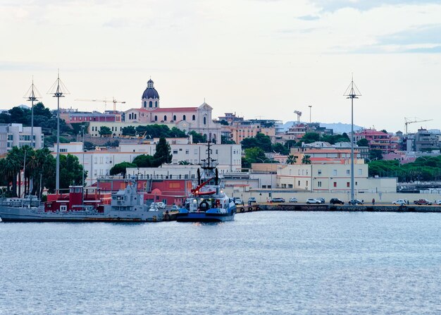 Paysage urbain avec la vieille ville et le port sarde avec des bateaux en mer Méditerranée à Cagliari, île du sud de la Sardaigne en Italie en été. Vue sur le port de plaisance de la ville avec yachts et navires