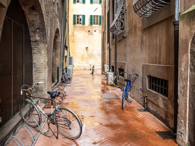 Photo paysage urbain d'une ville ancienne avec de vieux bâtiments, une rue étroite et des vélos. concept de voyage italie