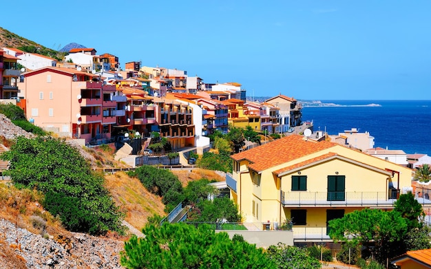 Paysage urbain avec la ville de Buggerru avec une architecture de maison de campagne à la mer Méditerranée dans le sud de la Sardaigne en Italie. Petite ville italienne sarde en Sardaigne.