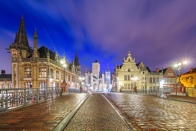 Le paysage urbain de la ville de Gand, en Belgique, à l'aube