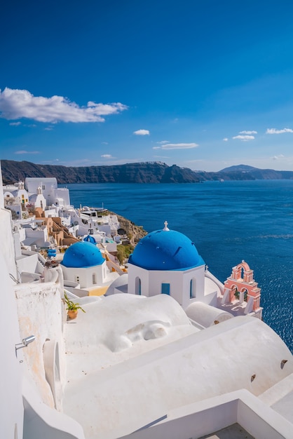 Paysage urbain de la ville d'Oia sur l'île de Santorin en Grèce. Mer Égée