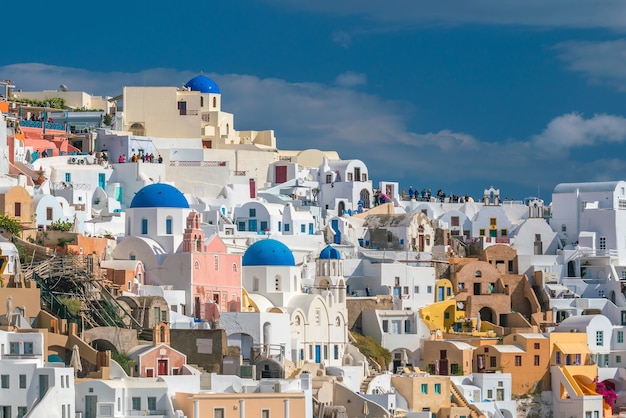 Paysage urbain de la ville d'Oia sur l'île de Santorin, en Grèce.