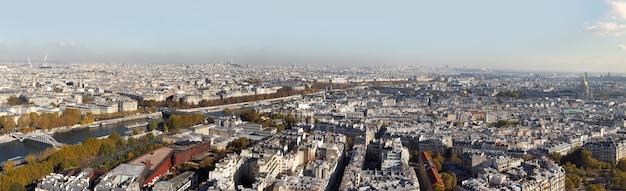 Paysage urbain de la ville de Paris. Vue panoramique aérienne des toits de Paris et de la Seine vus de la Tour Eiffel en automne