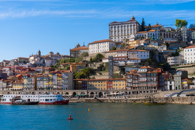 Paysage urbain de la ville de porto river avec ses maisons colorées typiques au bord de l'eau portugal europe