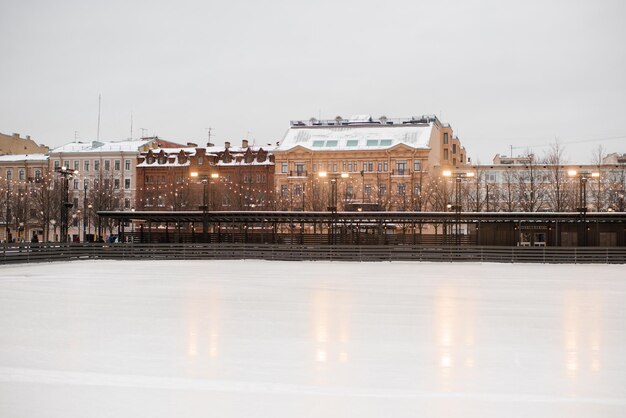 Paysage urbain de la vue sur la ville d'hiver avec décoration de Noël et bâtiments colorés avec patinoire en plein air saison des fêtes de fin d'année