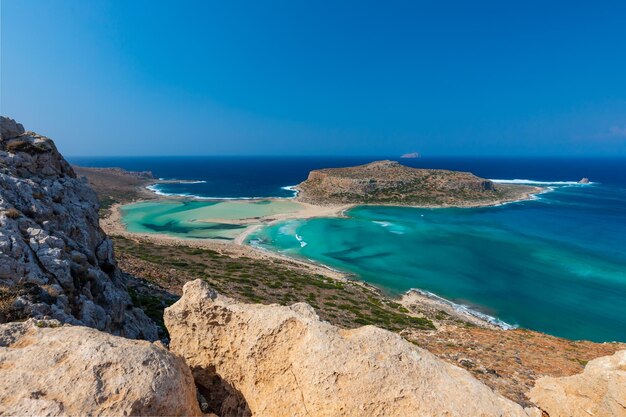 Photo paysage de vacances avec plages et mer sur l'île grecque de crète