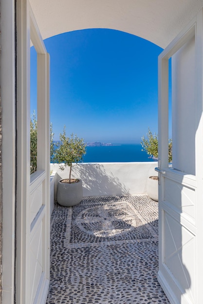 Paysage de vacances de voyage d'été de luxe. Piscine avec vue mer. Architecture blanche Santorin