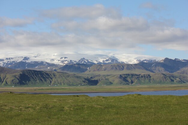 Paysage de vallée incroyable avec des montagnes enneigées