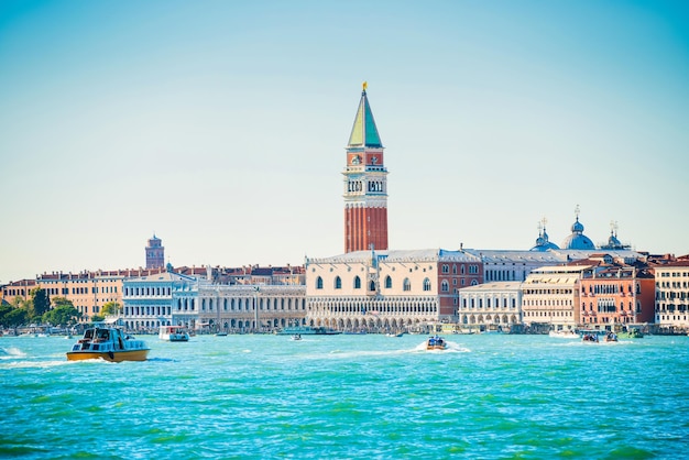 Photo le paysage de venise avec le campanile saint-marc