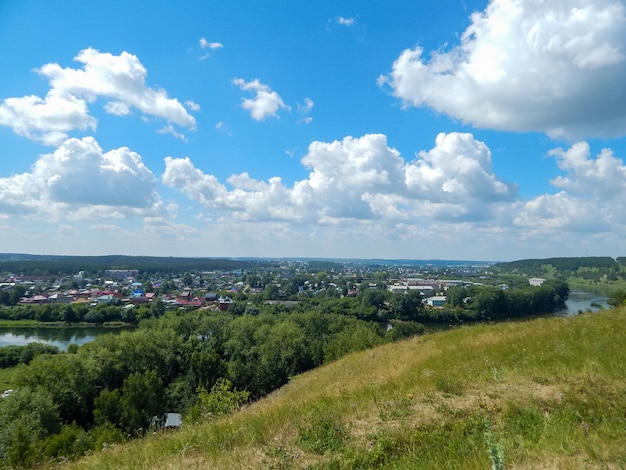 Paysage verdoyant en été