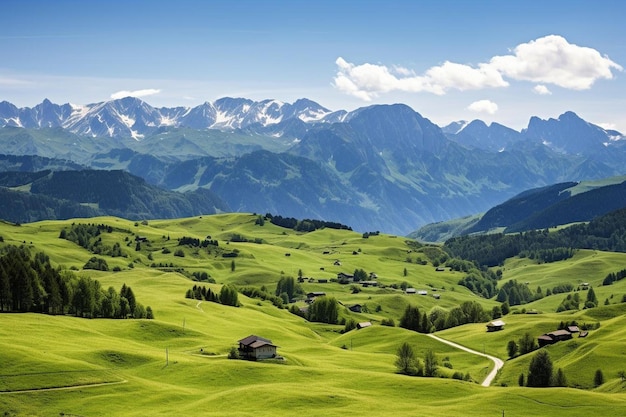 un paysage verdoyant avec une maison sur la montagne