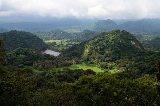 Paysage de la vie au mexique avec champ