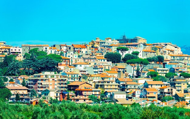 Paysage et vieille ville d'Italie en automne