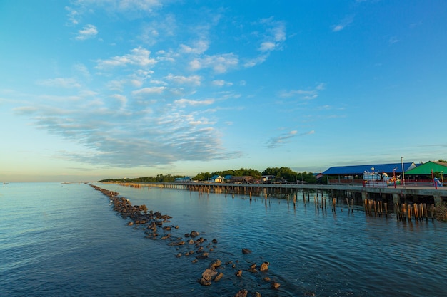 Paysage De Village Côtier En Thaïlande, Village De Pêcheurs Au Coucher Du Soleil à Chanthaburi Thaïlande