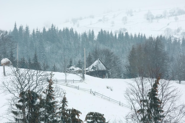 Paysage de village de montagne d'hiver tôt le matin