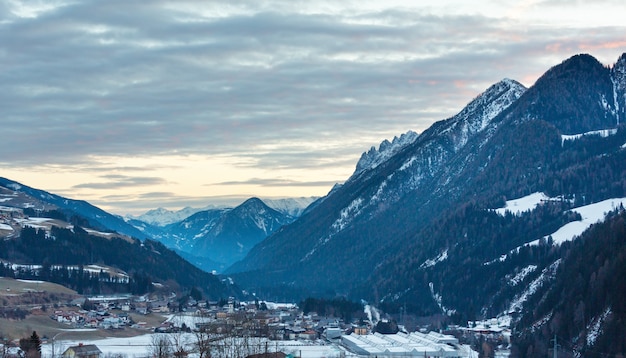 Paysage de village de montagne matin d'hiver en Autriche.