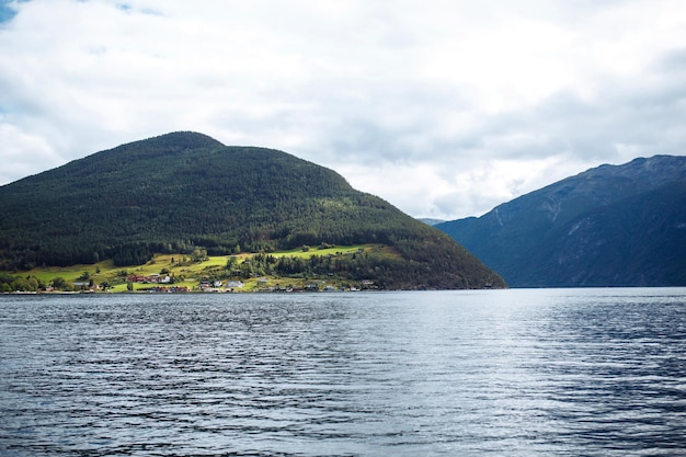 Paysage de village de montagne pittoresque de Norvège Vue imprenable sur la nature avec fjord et montagnes