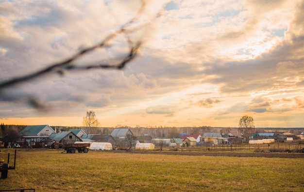 paysage de village russe au coucher du soleil