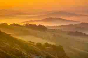 Photo le paysage d'un village de la toscane près de florence par un matin brumeux en italie