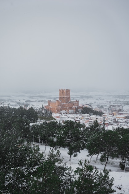 Paysage d'une ville enneigée avec un château médiéval