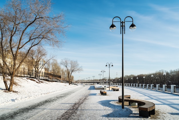 Paysage de la ville d'hiver. Quai de l'Oural, ville d'Orenbourg, Russie