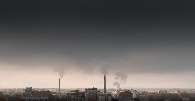 Paysage de la ville industrielle enfumée sale