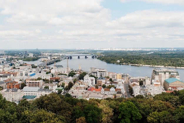 Paysage de la ville de kiev depuis un point élevé dans le cadre de la rivière