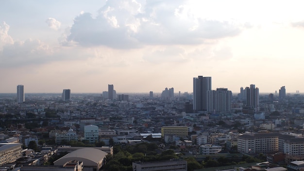 Paysage de la ville moderne au coucher du soleil à Bangkok en Thaïlande