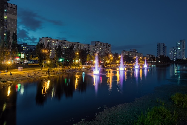 Paysage de la ville de nuit avec vue sur la rivière