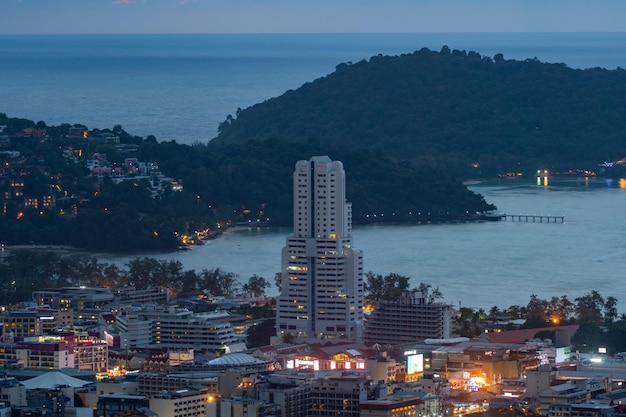 Paysage de la ville de patong à phuket au coucher du soleil Belle mer tropicale Vue grand angle