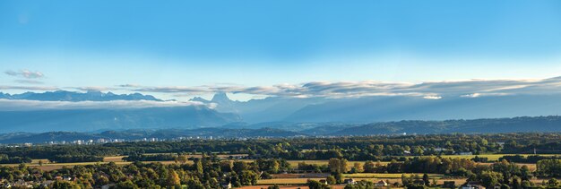 Paysage de la ville de Pau, montagnes des Pyrénées sur fond