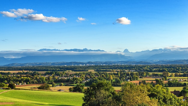 Paysage de la ville de Pau, montagnes des Pyrénées sur fond