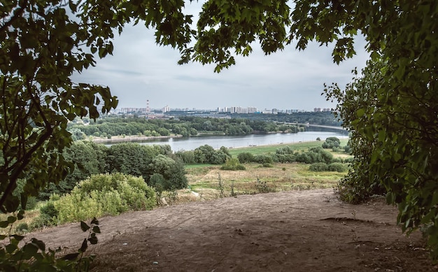 Paysage : la ville près de la forêt et de la rivière. nuages dans le ciel. alternative écologique.