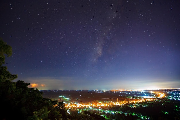 Paysage de la ville à proximité avec Milky Way galaxy Photographie longue exposition