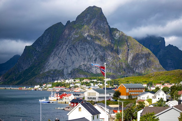 paysage de la ville de reine sur les îles lofoten en norvège, petite ville portuaire entourée de montagnes