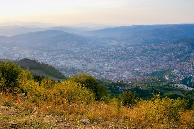 Photo paysage de la ville de sarajevo et des montagnes