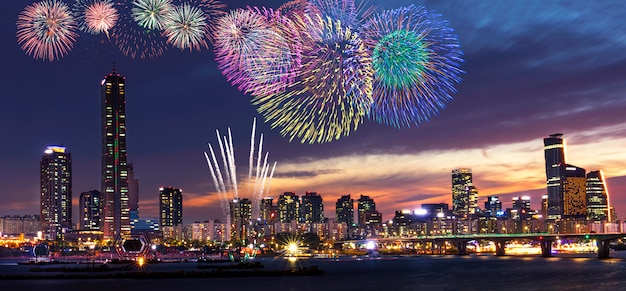 Paysage de la ville de Séoul et feux d'artifice