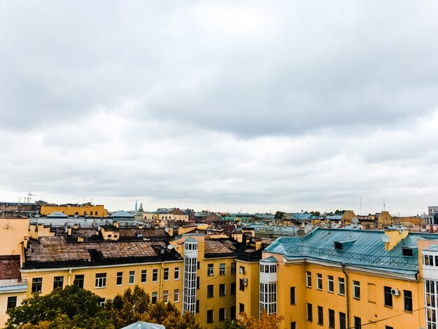 Paysage de la ville avec vue sur les toits de Saint-Pétersbourg 1