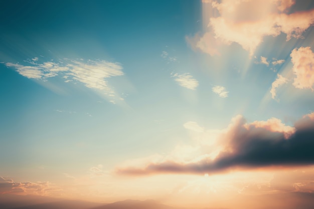 Paysage vintage au coucher du soleil avec les nuages. fond de nature