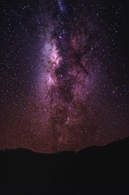 Paysage avec la voie lactée galaxie au-dessus de la montagne. Ciel de nuit avec des étoiles. Longue exposition photogr