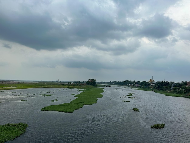 Paysage des voies navigables d'Asie du Sud-Est Belle vue sur le ciel nuageux et la rivière Paysage du ciel au crépuscule avec des nuages sombres et un ciel nuagesux Vue panoramique du débit de la rivière avec d'épais nuages noirs en saison des pluies