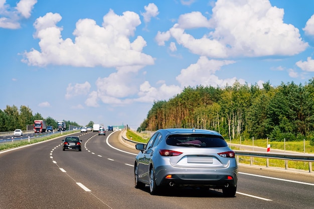 Paysage avec des voitures sur la route de Pologne