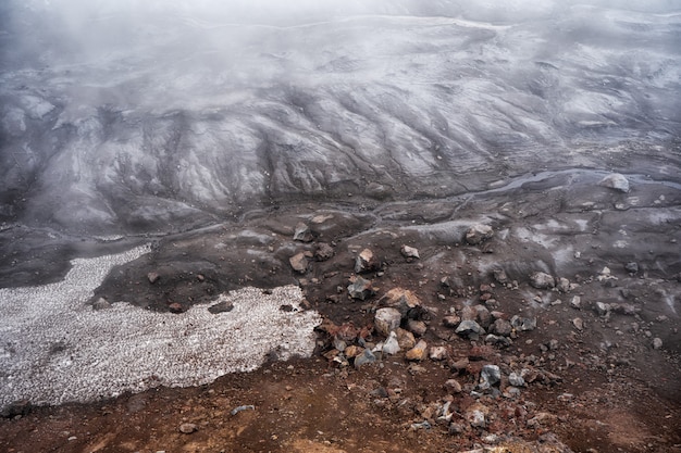 Paysage volcanique dans le cratère du volcan Mutnovsky. Extrême-Orient de la Russie, péninsule du Kamchatka