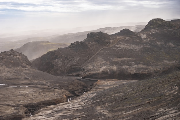 Paysage volcanique pendant la tempête de cendres sur le sentier de randonnée Fimmvorduhals. Islande.