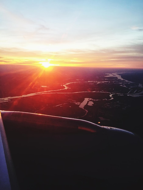 Photo paysage vu depuis un avion au coucher du soleil